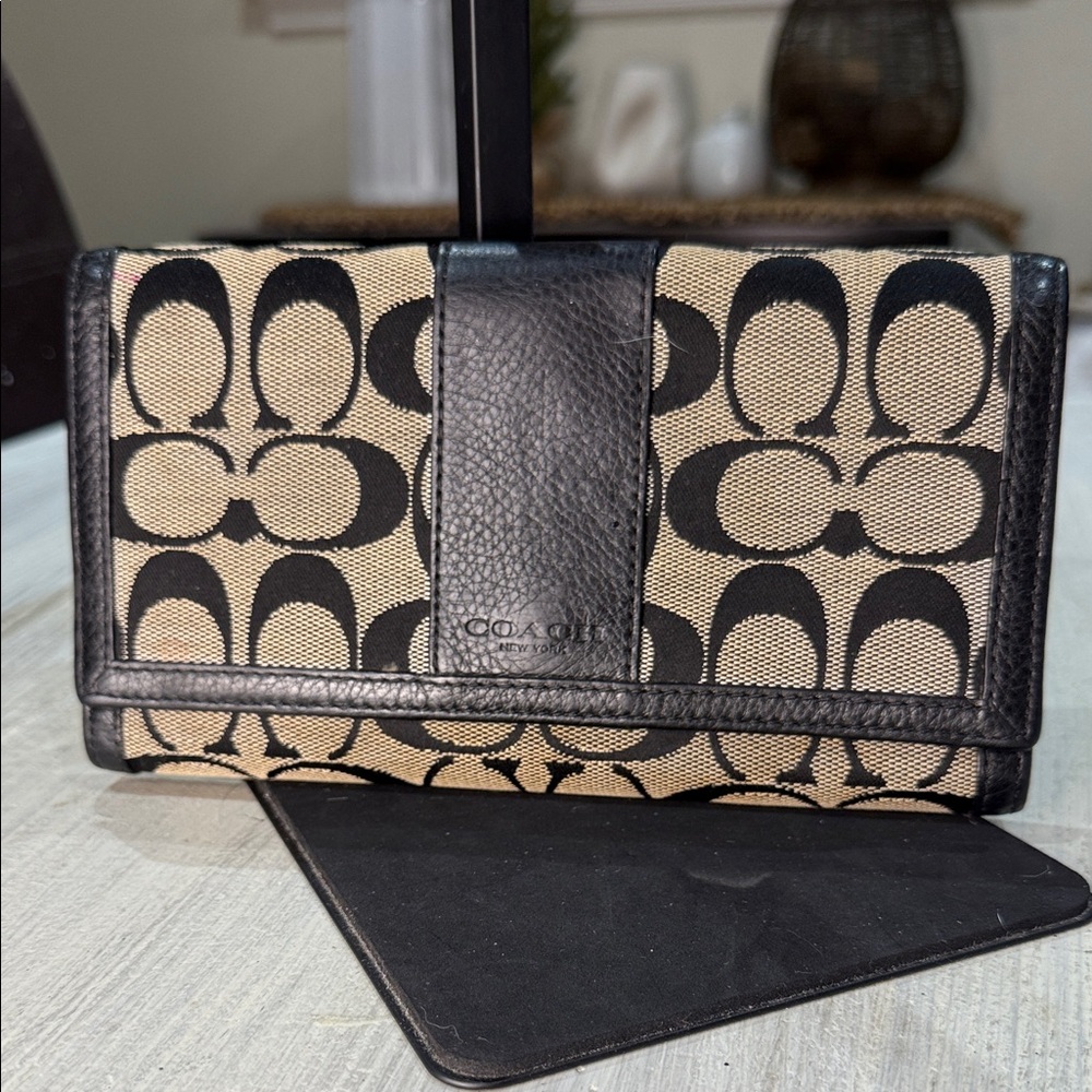 Vintage Y2K Coach Black and Tan Signature Clutch